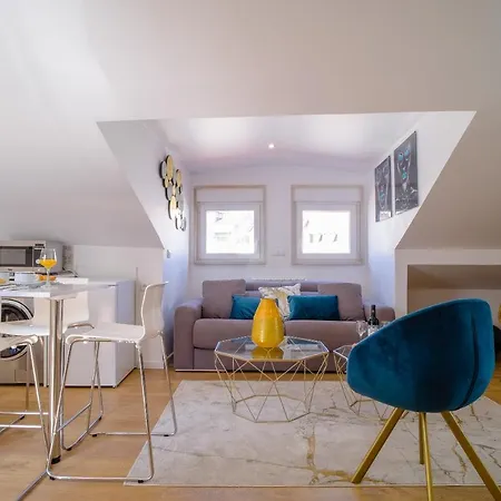 Good Karma - Bright And Sophisticated With Balcony