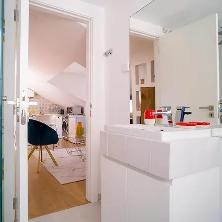 Good Karma - Bright And Sophisticated With Balcony Apartament