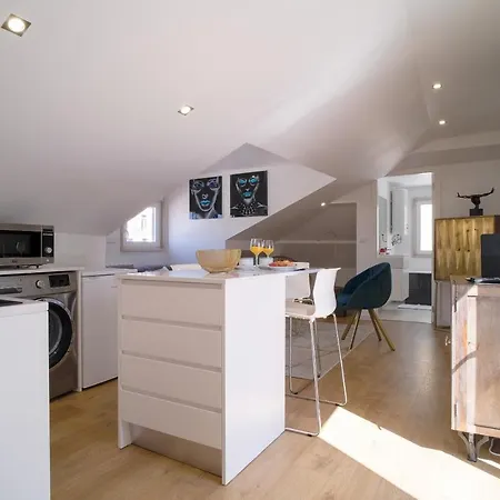 アパート Good Karma - Bright And Sophisticated With Balcony *